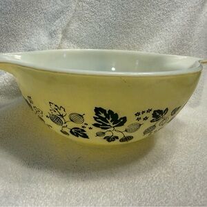 Vintage Pyrex Yellow Gooseberry Cinderella bowl 1.5qt 442